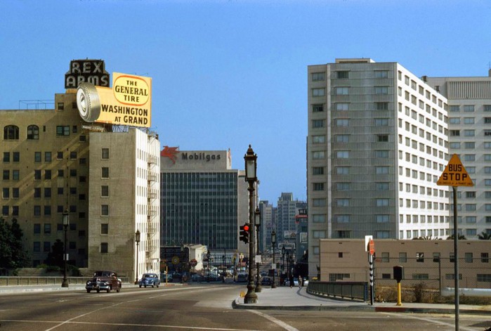 1954-Los-Angeles-Rex-Arms-building-Mobilgas-building-and-Gen (700x471, 87Kb)