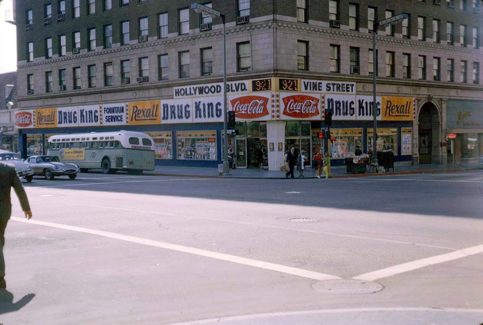 1965-Drugstore-at-Hollywood-and-Vine-Drug-King-and-Rexall (700x470, 89Kb)