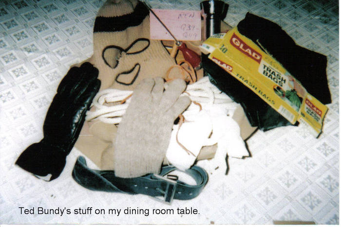 Ted_Bundy_stuff_table (700x467, 60Kb)