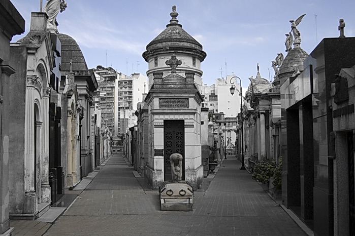 Buenos_Aires_-_Cementerio_de_la_Recoleta_-_200808a (700x466, 107Kb)
