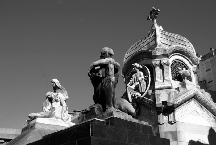 Cementerio-de-la-Recoleta-Buenos-Aires-a18300073 (700x468, 81Kb)