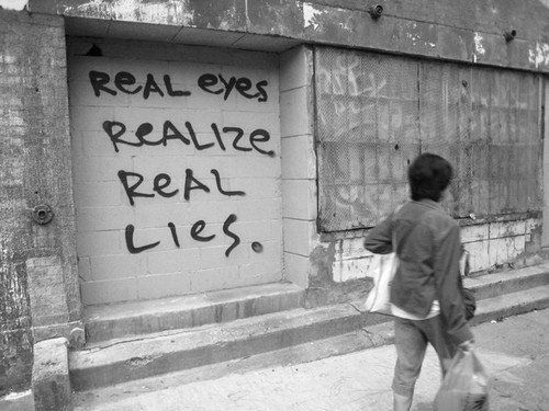 Real_eyes_realize_real_lies_Img01 (500x375, 45Kb)