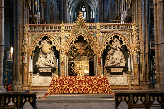 The Quire screen with monuments to Sir Isaac Newton (left) and James, Earl Stanhope (right), (700x465, 291Kb)