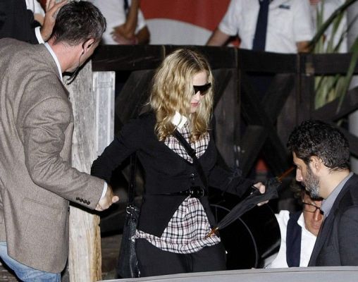 20110901-pictures-madonna-venice-airport-03 (508x400, 40Kb)