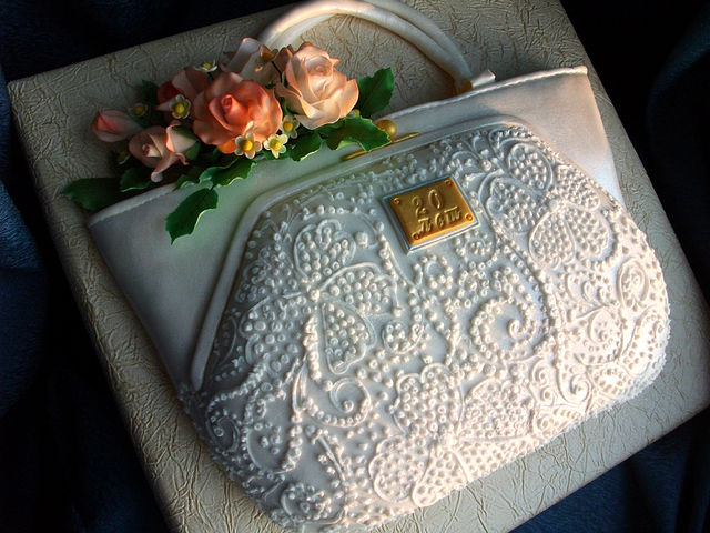 Торт сумка с цветами из крема