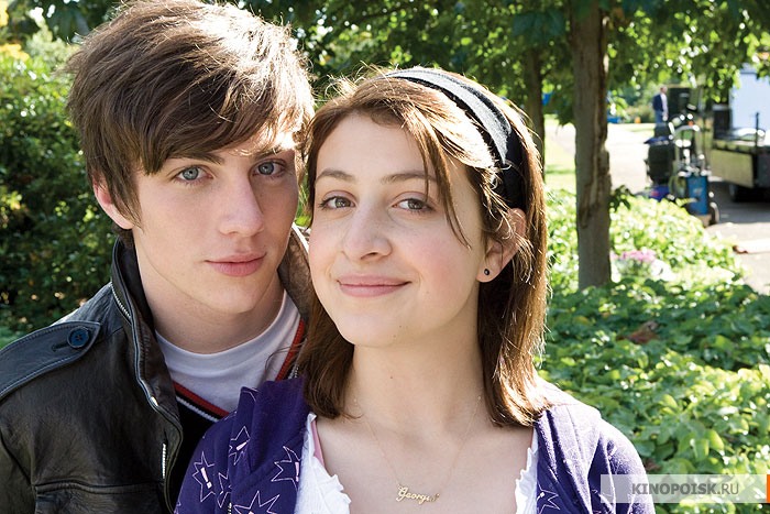 kinopoisk.ru-Angus_2C-Thongs-and-Perfect-Snogging-1575521 (700x467, 127Kb)