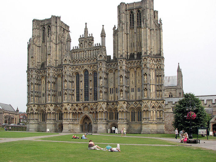 797px-Wells_cathedral_front_arp (700x526, 120Kb)