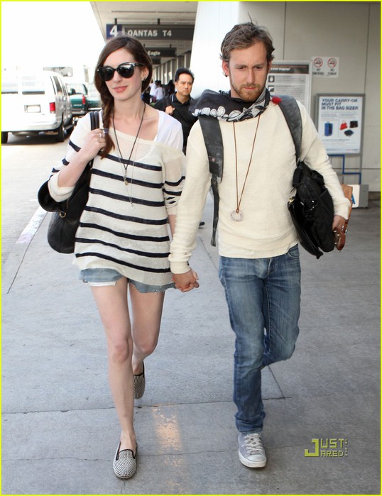 anne-hathaway-adam-shulman-lax-03 (538x700, 98Kb)