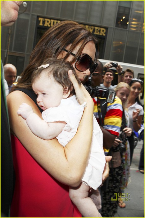 victoria-beckham-harper-shopping-nyc-04 (467x700, 83Kb)