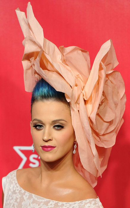 katy-perry-musicares-09 (438x700, 245Kb)