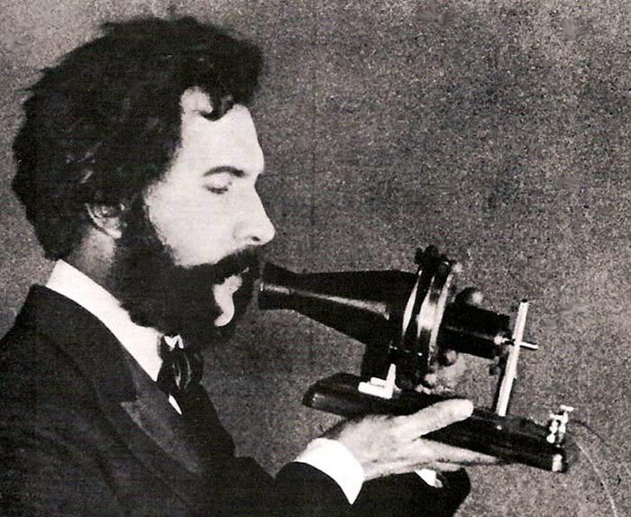 Actor_portraying_Alexander_Graham_Bell_in_an_AT&T_promotional_film_(1926) (700x574, 97Kb)