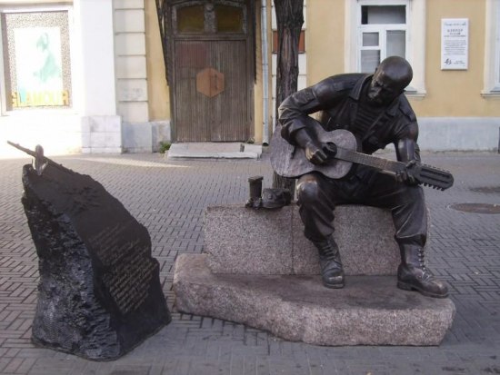 Памятник человек с гитарой на скамейке
