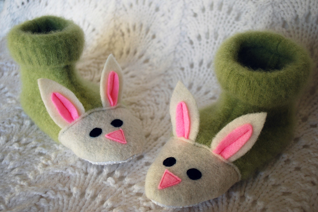 fuzzy-bunny-slippers-from-recycled-felted-sweaters-for-kids-free-slipper-pattern (640x428, 135Kb)
