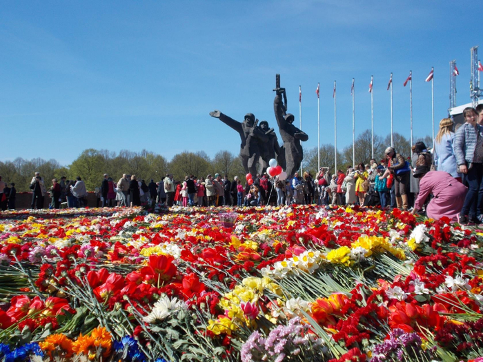 Литва в день победы. Цветы у памятника Победы в Риге. Рига день Победы. День Победы в Риге цветы у памятника. Рига 9 мая.