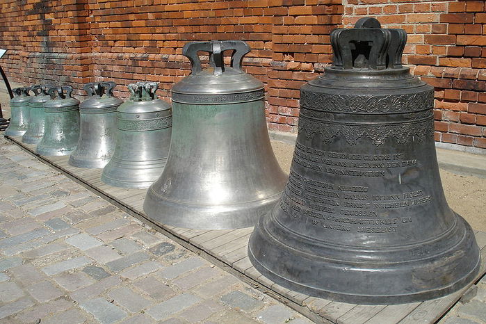 800px-Church_bells_in_the_Riga_Dom_yard (700x466, 98Kb)