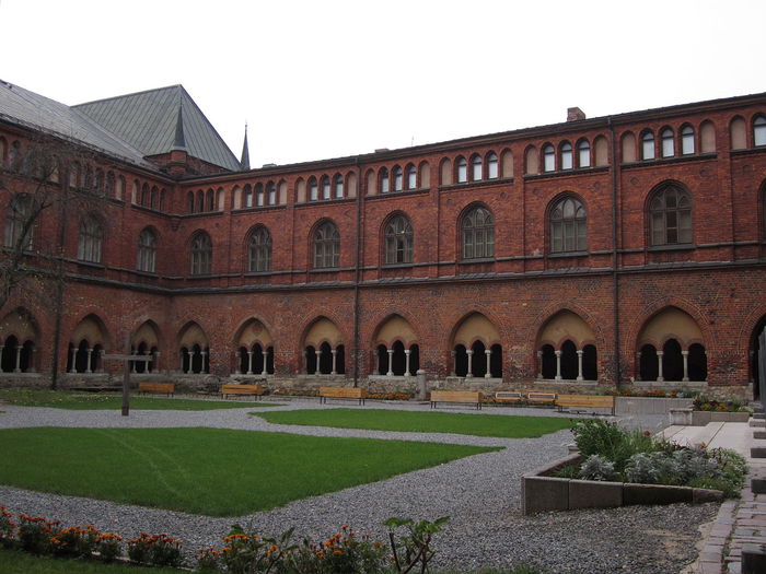 1280px-Patio_of_Riga_Dome_Cathedral (700x525, 75Kb)