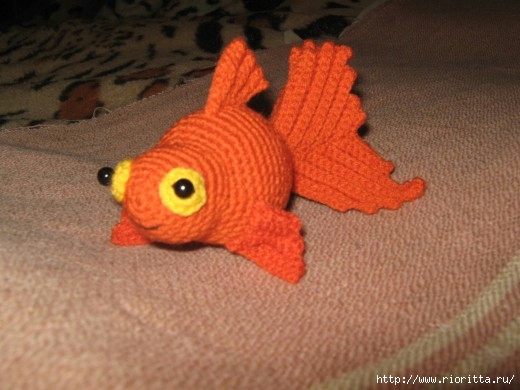 Вязаная игрушка золотая рыбка