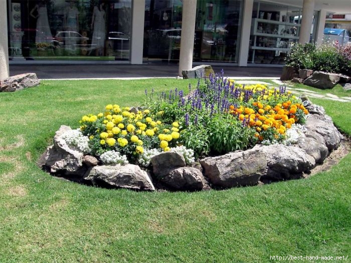 Flower-Garden-Ideas-Large-Rock-Flower-Bed-Borders (700x525, 315Kb)