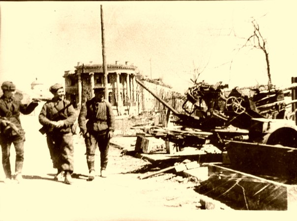 керччь Советские воины идут по набережной освобожденной КерчиajDQ (604x450, 233Kb)
