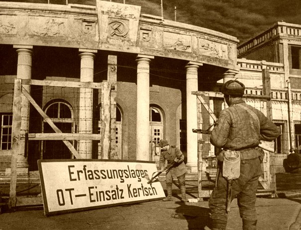 керчь Советские воины срывают немецкую вывеску со здания клубаDA (604x463, 263Kb)
