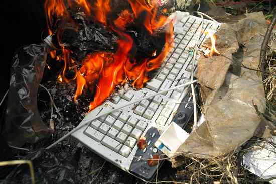Горение пластиков. Сгоревшая клавиатура. Сгорела клавиатура на компьютере. Пластмасса горит.