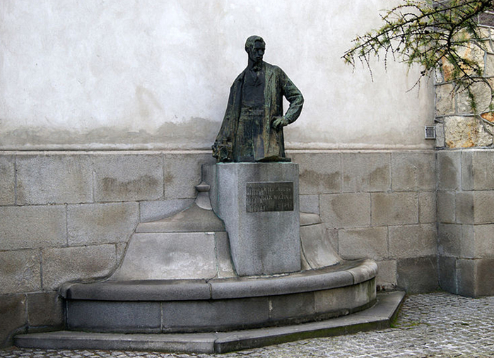 800px-Franciszek_Maczynski_monument_(by_Xawery_Dunikowski_1912),_26_Kopernika_street,Krakow,Poland (700x507, 322Kb)