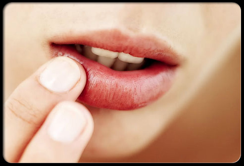 coping-with-cold-sores-s1-woman-touching-lip (493x335, 34Kb)