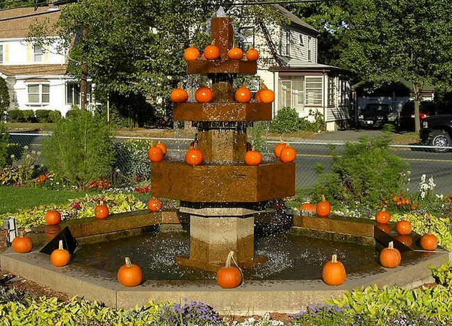 Pumpkin fountain - Lynn, MA  Flickr - Photo Sharing! (650x468, 837Kb)