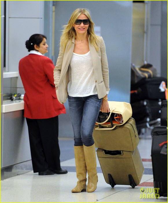 cameron-diaz-jfk-landing-05 (581x700, 89Kb)