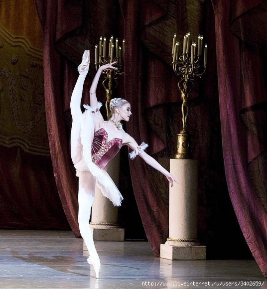 Партнер стройной девушки помогает ей танцевать балет и трахаться у станка