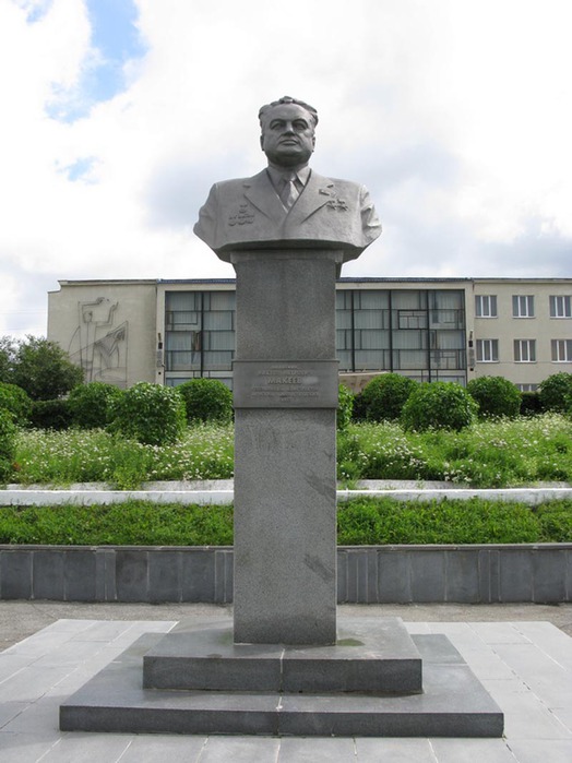 MakeevViktorPetrovich_pamiatnik_Miass (524x700, 91Kb)