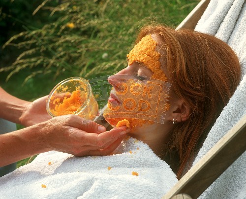 60574820_Young_woman_applying_carrot_face_mask189877 (500x404, 72Kb)