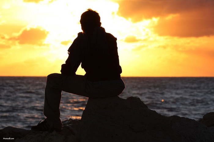 1320434017_76101599_large_man_sitting_and_watching_sunsetother (700x466, 59Kb)