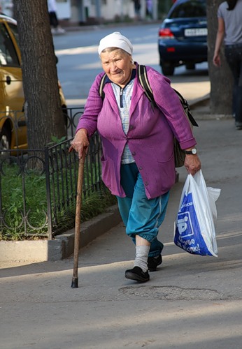 Бабка с сумками