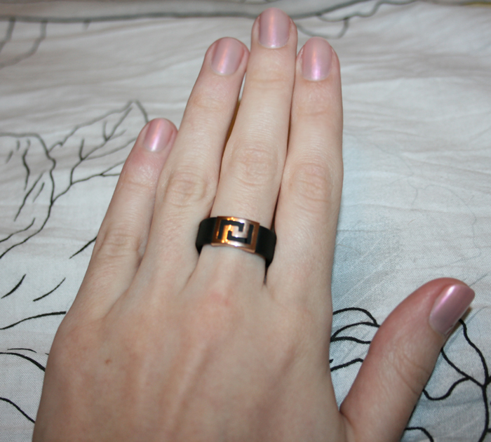 Черное керамическое кольцо на руке