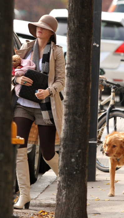 22312_Preppie_Blake_Lively_walking_to_Ryan_Reynolds_apartment_in_Boston_5_122_577lo (397x700, 212Kb)