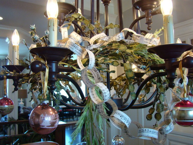 RMS-greeneyedmom_holiday-chandelier-with-chain-links_s4x3_lg (616x462, 141Kb)