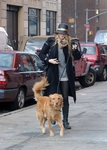 82401_Preppie_Blake_Lively_taking_Ryan_Reynolds_dog_to_the_Gossip_Girl_set_1_122_103lo (500x700, 284Kb)