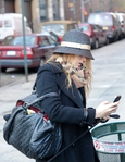 83480_Preppie_Blake_Lively_taking_Ryan_Reynolds_dog_to_the_Gossip_Girl_set_5_122_219lo (539x700, 285Kb)