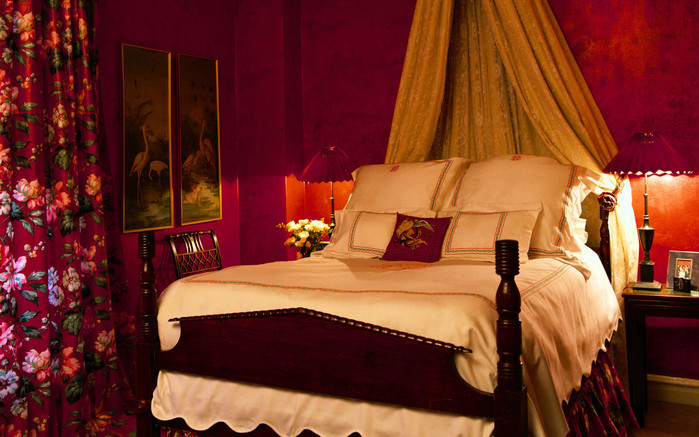 Interior_A_bedroom_in_shades_of_red_016909_ (700x437, 123Kb)