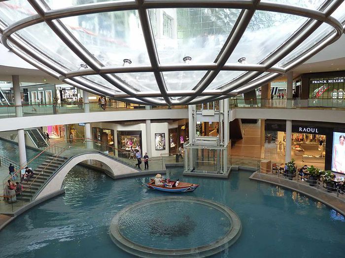 800px-Marina_Bay_Sands_mall (700x525, 91Kb)