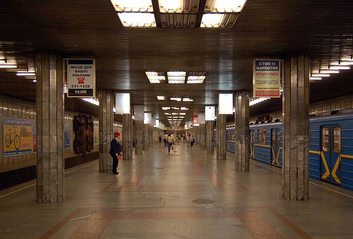 Petrivka_metro_station_Kiev_2010_01 (700x473, 65Kb)