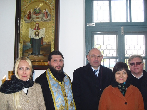 1323729356_Obraz_PortArturskoy_Bozhiey_Materi_ustanovlen_v_chasovne_na_kladbische_v_g_PortArtur___CIMG0943 (500x375, 155Kb)