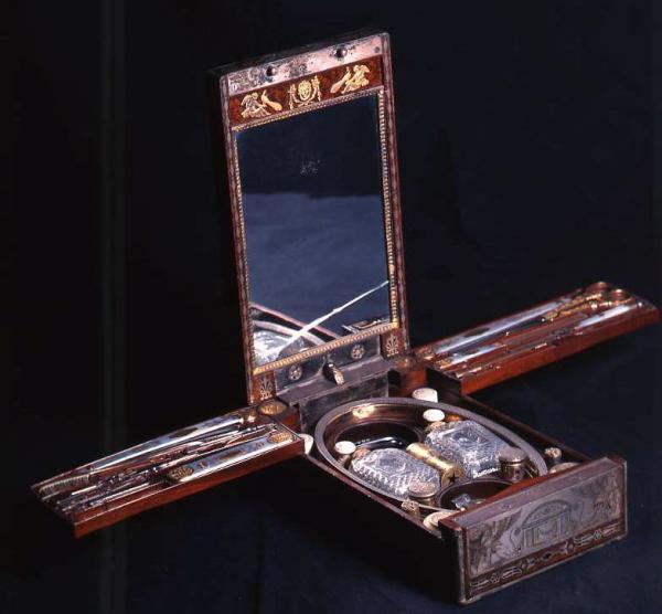 Necessaire-de-toilette-aux-armes-du-roi-de-Westphalie_reference (600x556, 34Kb)