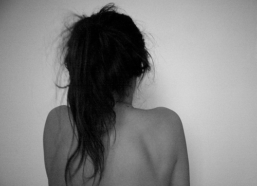 Фото по запросу Девушка темными волосами со спины