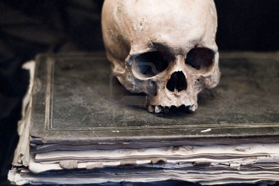 6325358-skull-on-an-old-book (400x266, 27Kb)