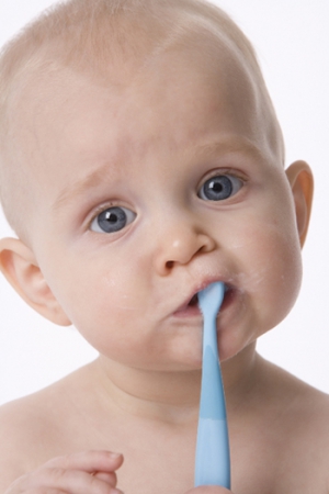 1309719389_infant-brushing-teeth (300x450, 73Kb)