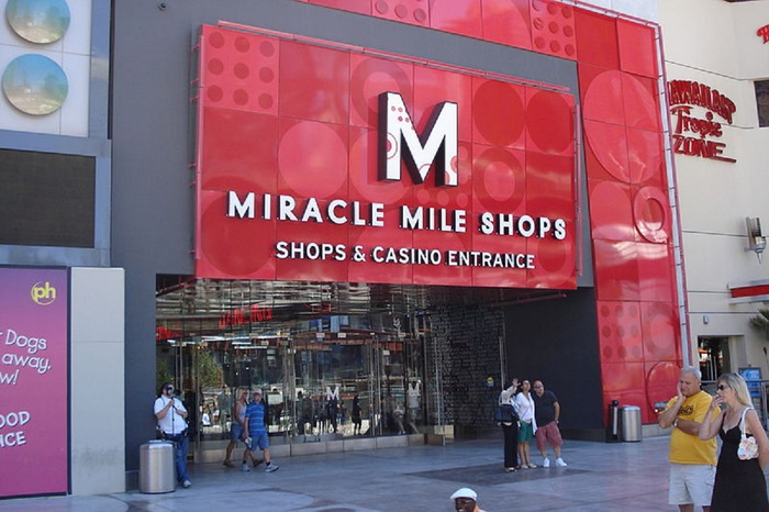 800px-Miricle_mile_shops_door[1] (700x466, 114Kb)