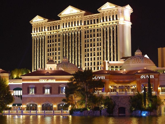 800px-Caesars_Palace_Night[1] (700x525, 151Kb)