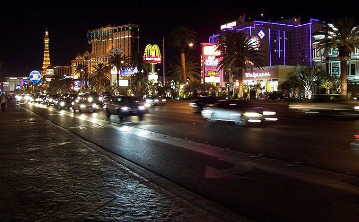 800px-Las_Vegas_by_Night[1] (700x432, 121Kb)